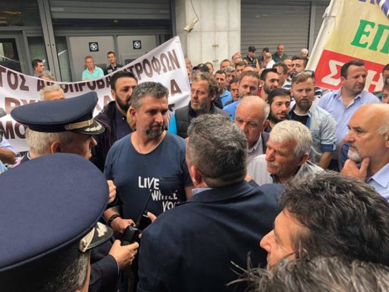 Eνταση στη Λάρισα από κτηνοτρόφους: Ανίκανος ο Αποστόλου, να παραιτηθεί [εικόνες & βίντεο] | iefimerida.gr 4