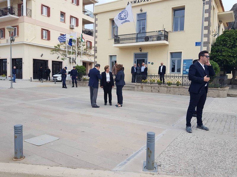  Στη Λήμνο ο Τσίπρας -Υποδοχή από 30 άτομα [εικόνες & βίντεο] | iefimerida.gr 1