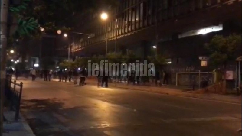 Νέα επεισόδια στην πλατεία Καραϊσκάκη -Επίθεση χούλιγκαν σε σύνδεσμο του ΠΑΟΚ [εικόνες & βίντεο] | iefimerida.gr 3