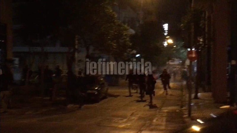 Νέα επεισόδια στην πλατεία Καραϊσκάκη -Επίθεση χούλιγκαν σε σύνδεσμο του ΠΑΟΚ [εικόνες & βίντεο] | iefimerida.gr 4