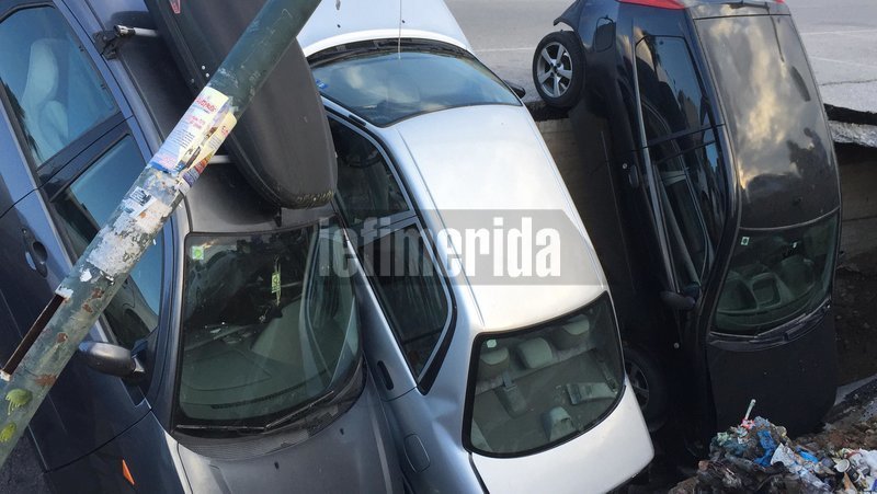 Απίστευτες εικόνες: Βούλιαξε υπαίθριο πάρκινγκ στον ΗΣΑΠ Ταύρου! Η γη κατάπιε αυτοκίνητα [βίντεο] | iefimerida.gr 1