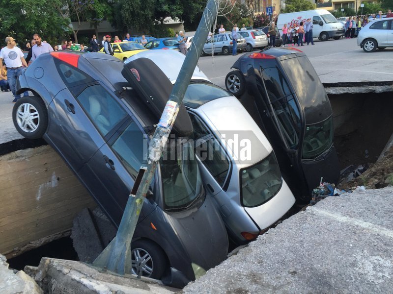 Απίστευτες εικόνες: Βούλιαξε υπαίθριο πάρκινγκ στον ΗΣΑΠ Ταύρου! Η γη κατάπιε αυτοκίνητα [βίντεο] | iefimerida.gr 0