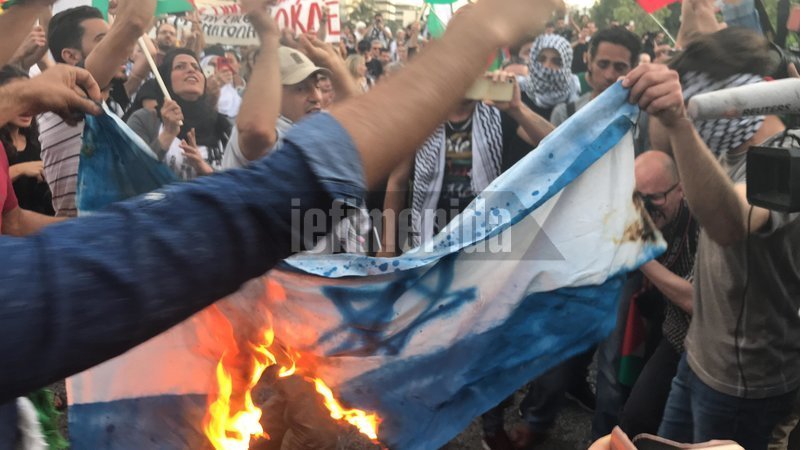 Πορεία αλληλεγγύης για την σφαγή αμάχων στην Παλαιστίνη -Πέταξαν πέτρες στα ΜΑΤ, έκαψαν σημαία του Ισραήλ [εικόνες & βίντεο]    | iefimerida.gr 1