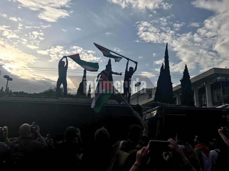 Πορεία αλληλεγγύης για την σφαγή αμάχων στην Παλαιστίνη -Πέταξαν πέτρες στα ΜΑΤ, έκαψαν σημαία του Ισραήλ [εικόνες & βίντεο]    | iefimerida.gr 8