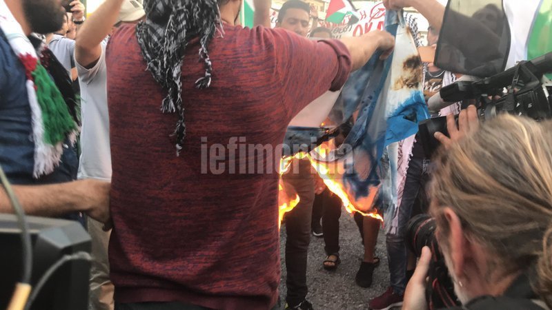 Πορεία αλληλεγγύης για την σφαγή αμάχων στην Παλαιστίνη -Πέταξαν πέτρες στα ΜΑΤ, έκαψαν σημαία του Ισραήλ [εικόνες & βίντεο]    | iefimerida.gr 0