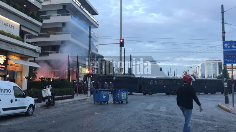 Πορεία αλληλεγγύης για την σφαγή αμάχων στην Παλαιστίνη -Πέταξαν πέτρες στα ΜΑΤ, έκαψαν σημαία του Ισραήλ [εικόνες & βίντεο]    | iefimerida.gr 4