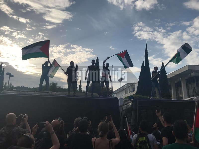 Πορεία αλληλεγγύης για την σφαγή αμάχων στην Παλαιστίνη -Πέταξαν πέτρες στα ΜΑΤ, έκαψαν σημαία του Ισραήλ [εικόνες & βίντεο]    | iefimerida.gr 9