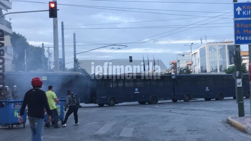 Πορεία αλληλεγγύης για την σφαγή αμάχων στην Παλαιστίνη -Πέταξαν πέτρες στα ΜΑΤ, έκαψαν σημαία του Ισραήλ [εικόνες & βίντεο]    | iefimerida.gr 3