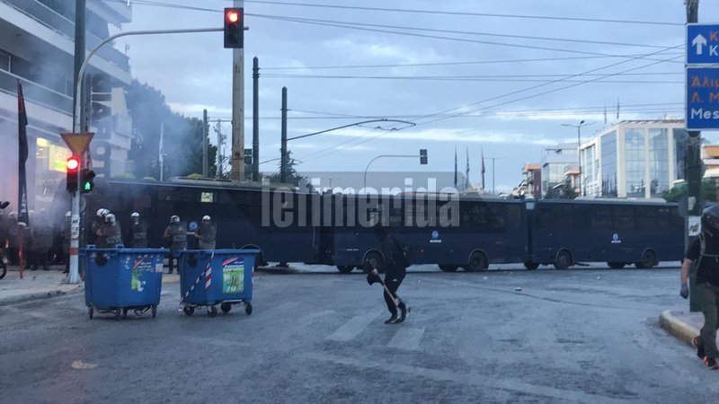 Πορεία αλληλεγγύης για την σφαγή αμάχων στην Παλαιστίνη -Πέταξαν πέτρες στα ΜΑΤ, έκαψαν σημαία του Ισραήλ [εικόνες & βίντεο]    | iefimerida.gr 2