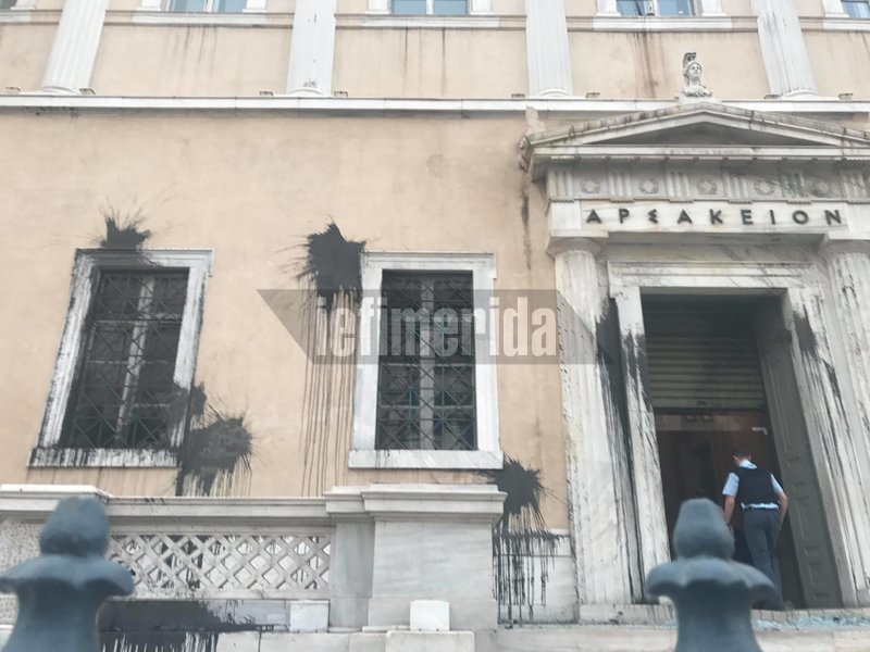 Επίθεση Ρουβίκωνα στο ΣτΕ -Την ώρα που συζητούσε το ασφαλιστικό [εικόνες & βίντεο] | iefimerida.gr 1