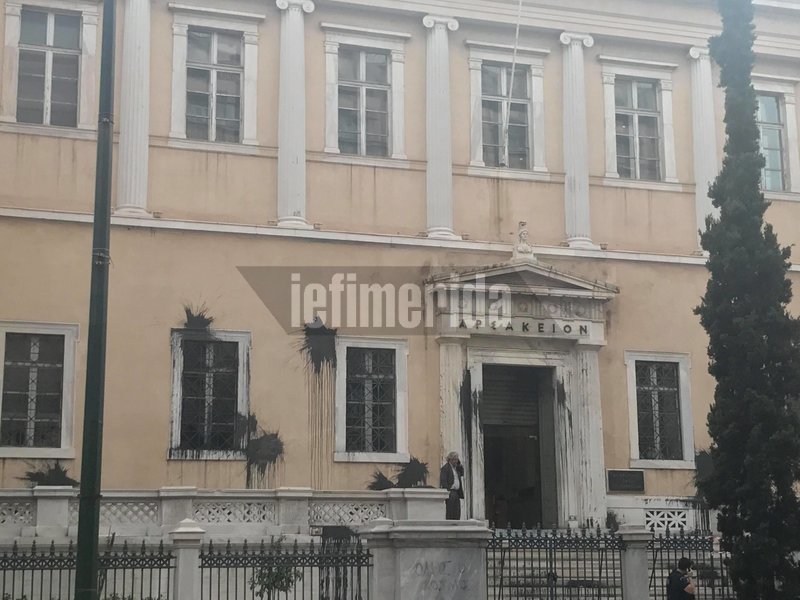 Επίθεση Ρουβίκωνα στο ΣτΕ -Την ώρα που συζητούσε το ασφαλιστικό [εικόνες & βίντεο] | iefimerida.gr 3