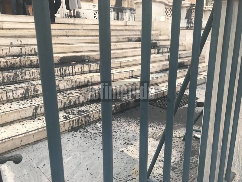 Επίθεση Ρουβίκωνα στο ΣτΕ -Την ώρα που συζητούσε το ασφαλιστικό [εικόνες & βίντεο] | iefimerida.gr 4