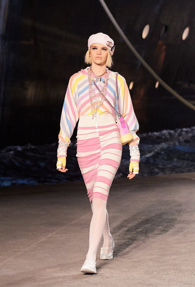 Η Chanel έφτιαξε λιμάνι και έφερε κρουαζιερόπλοιο καταμεσής του Παρισιού -Ναύτης στο La Pausa η Τζίτζι Χαντίντ [εικόνες & βίντεο] | iefimerida.gr 37