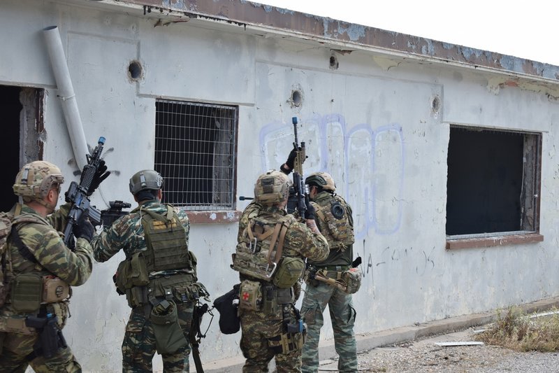 Αμφίβιες καταδρομικές επιχειρήσεις από την Ζ’ Μοίρα ΜΑΚ και την Εθνική Φρουρά [εντυπωσιακές εικόνες] | iefimerida.gr 2