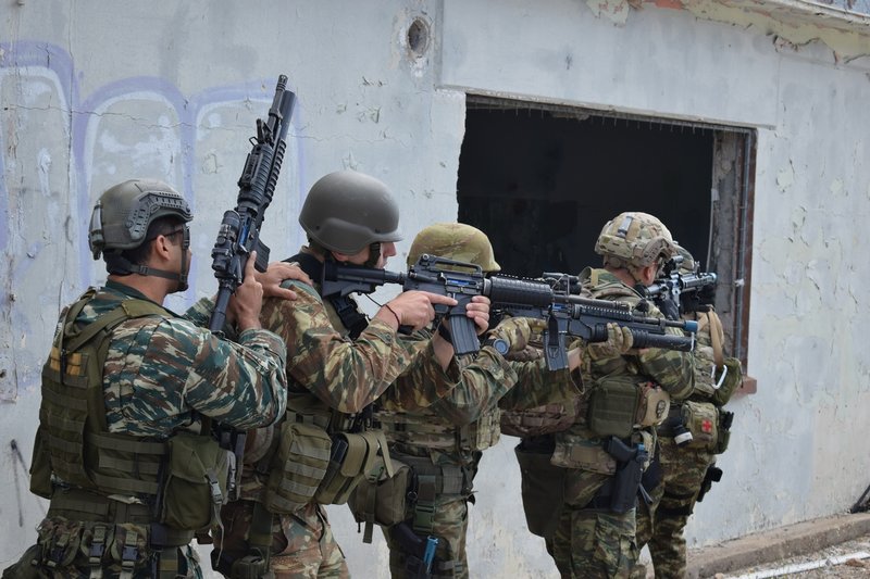 Αμφίβιες καταδρομικές επιχειρήσεις από την Ζ’ Μοίρα ΜΑΚ και την Εθνική Φρουρά [εντυπωσιακές εικόνες] | iefimerida.gr 3