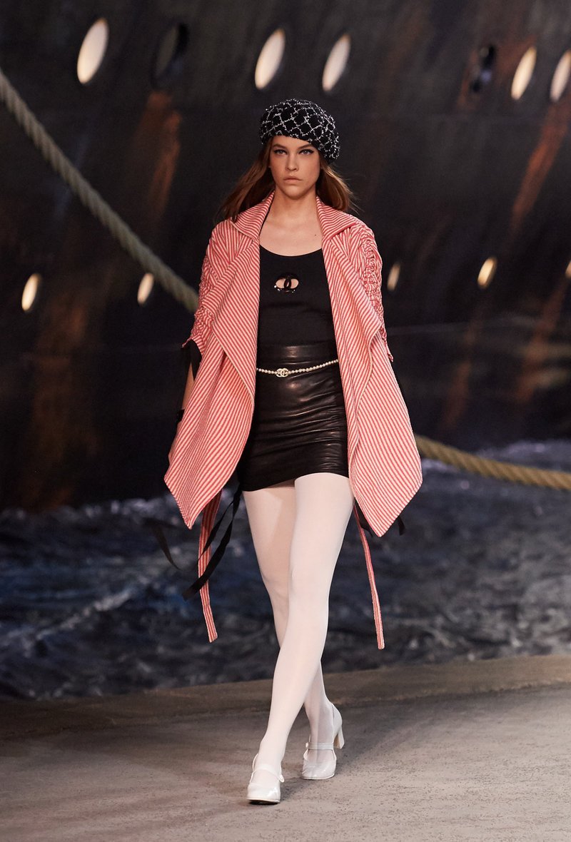 Η Chanel έφτιαξε λιμάνι και έφερε κρουαζιερόπλοιο καταμεσής του Παρισιού -Ναύτης στο La Pausa η Τζίτζι Χαντίντ [εικόνες & βίντεο] | iefimerida.gr 17