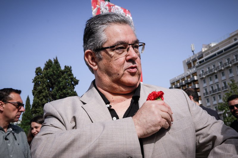 Με κόκκινο γαρίφαλο στην απεργιακή συγκέντρωση του ΠΑΜΕ ο Κουτσούμπας [εικόνες] | iefimerida.gr 1