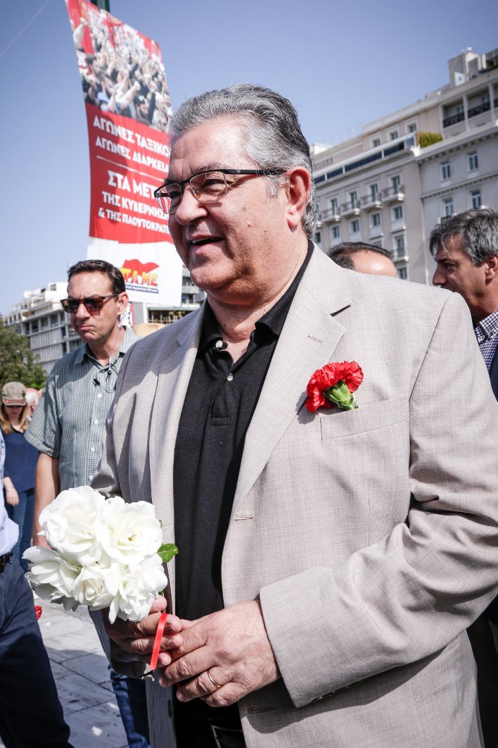 Με κόκκινο γαρίφαλο στην απεργιακή συγκέντρωση του ΠΑΜΕ ο Κουτσούμπας [εικόνες] | iefimerida.gr 0