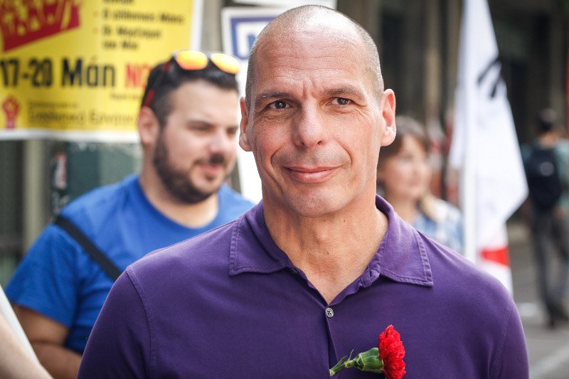 Βαρουφάκης-Δανάη Στράτου με κόκκινα γαρίφαλα στην πορεία της Πρωτομαγιάς [εικόνες &amp; βίντεο] | iefimerida.gr 1