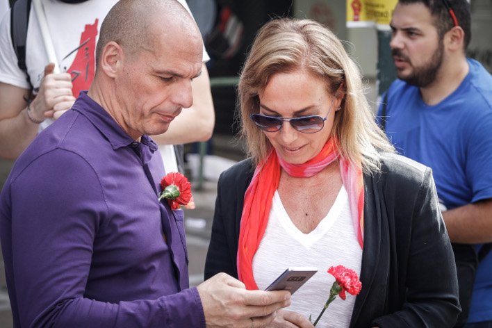 Βαρουφάκης-Δανάη Στράτου με κόκκινα γαρίφαλα στην πορεία της Πρωτομαγιάς [εικόνες &amp; βίντεο] | iefimerida.gr 4