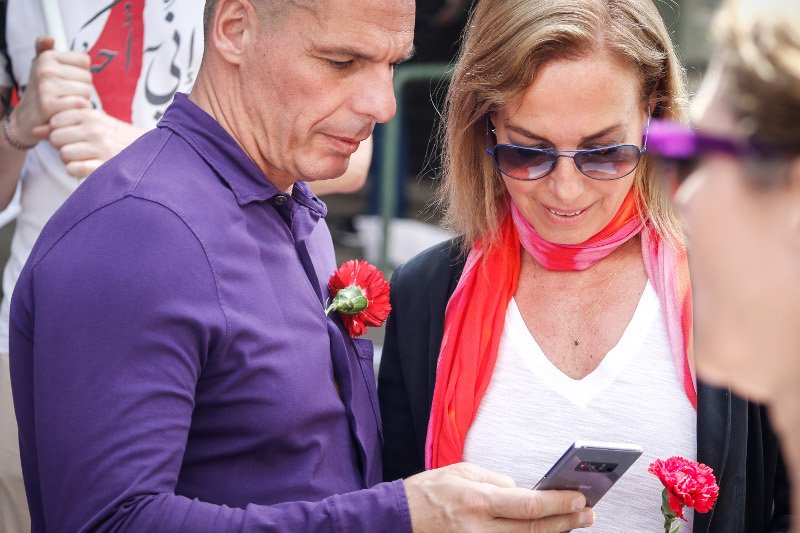 Βαρουφάκης-Δανάη Στράτου με κόκκινα γαρίφαλα στην πορεία της Πρωτομαγιάς [εικόνες &amp; βίντεο] | iefimerida.gr 3