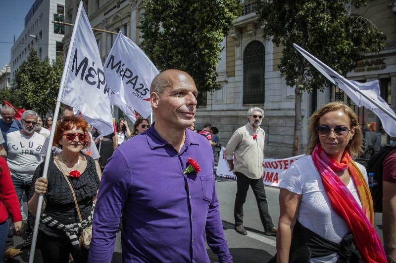 Βαρουφάκης-Δανάη Στράτου με κόκκινα γαρίφαλα στην πορεία της Πρωτομαγιάς [εικόνες &amp; βίντεο] | iefimerida.gr 0