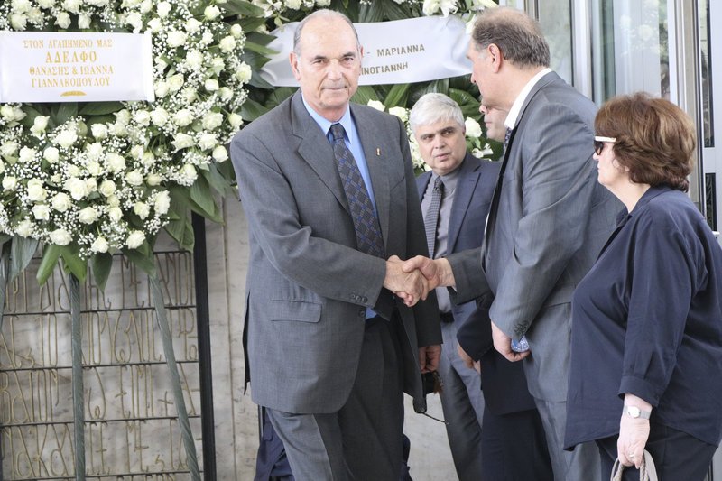 Θρήνος στην κηδεία του Κώστα Γιαννακόπουλου -«Λύγισε» ο αδερφός του Θανάσης [εικόνες] | iefimerida.gr 5