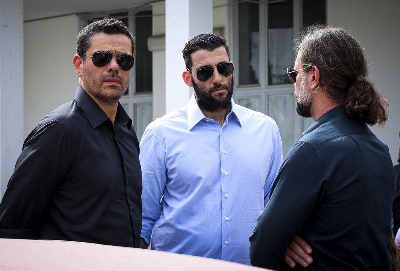 Θρήνος στην κηδεία του Κώστα Γιαννακόπουλου -«Λύγισε» ο αδερφός του Θανάσης [εικόνες] | iefimerida.gr 6
