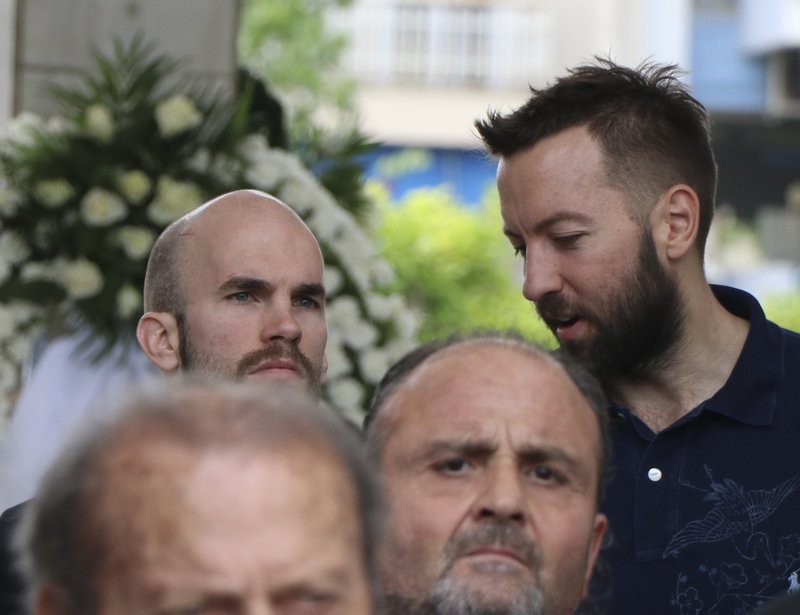 Θρήνος στην κηδεία του Κώστα Γιαννακόπουλου -«Λύγισε» ο αδερφός του Θανάσης [εικόνες] | iefimerida.gr 7