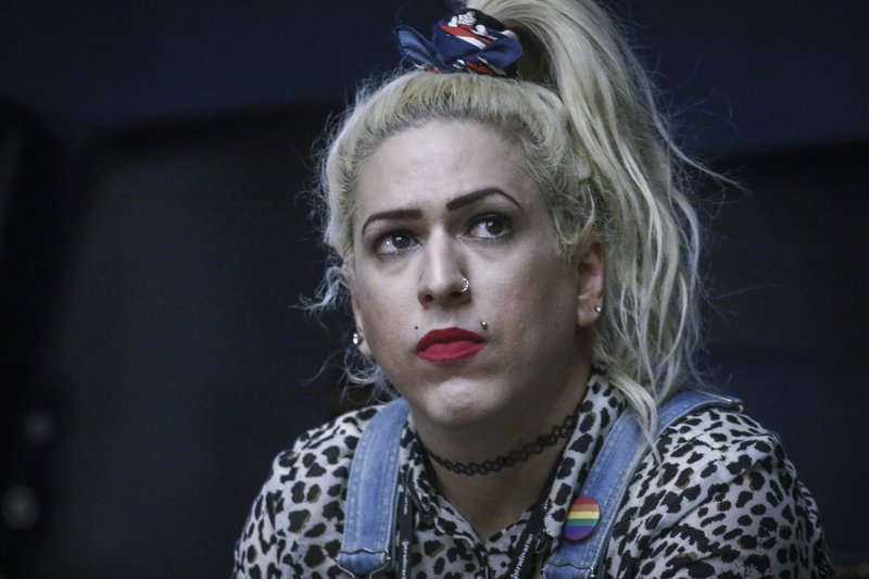 Με φόρεμα με ντεκολτέ στη Βουλή ο Τζέισον Αντιγόνη [εικόνες] | iefimerida.gr 5