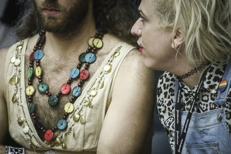 Με φόρεμα με ντεκολτέ στη Βουλή ο Τζέισον Αντιγόνη [εικόνες] | iefimerida.gr 0