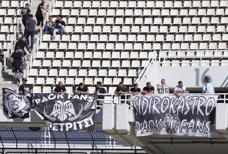 Επεισόδια και μέσα στο γήπεδο -ΠΑΟΚτζήδες πέταξαν φωτοβολίδες και προσπάθησαν να σπάσουν τα διαχωριστικά | iefimerida.gr 7
