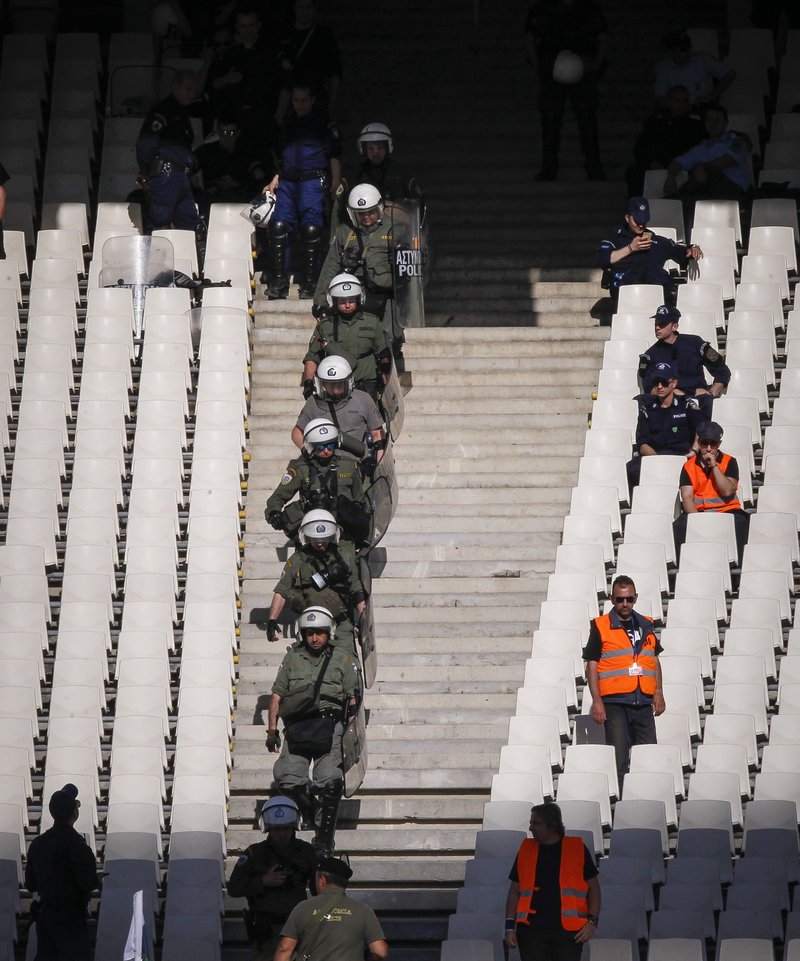 Επεισόδια και μέσα στο γήπεδο -ΠΑΟΚτζήδες πέταξαν φωτοβολίδες και προσπάθησαν να σπάσουν τα διαχωριστικά | iefimerida.gr 6