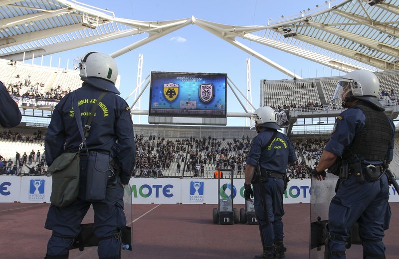 Επεισόδια και μέσα στο γήπεδο -ΠΑΟΚτζήδες πέταξαν φωτοβολίδες και προσπάθησαν να σπάσουν τα διαχωριστικά | iefimerida.gr 4