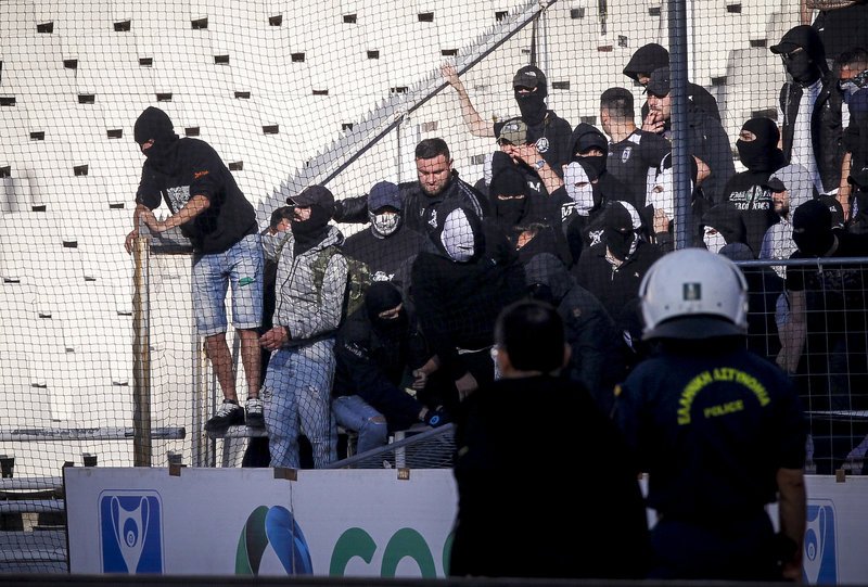 Επεισόδια και μέσα στο γήπεδο -ΠΑΟΚτζήδες πέταξαν φωτοβολίδες και προσπάθησαν να σπάσουν τα διαχωριστικά | iefimerida.gr 0