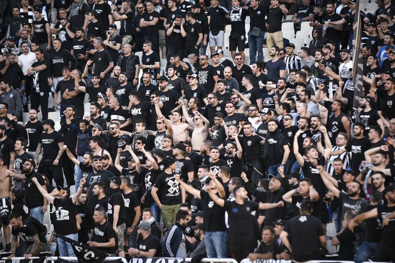 Επεισόδια και μέσα στο γήπεδο -ΠΑΟΚτζήδες πέταξαν φωτοβολίδες και προσπάθησαν να σπάσουν τα διαχωριστικά | iefimerida.gr 3