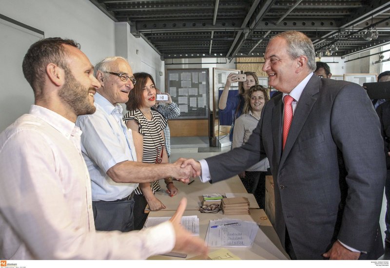 Στις κάλπες η ΝΔ -Ψηφίζουν για νομαρχιακές και τοπικές [εικόνες] | iefimerida.gr 4