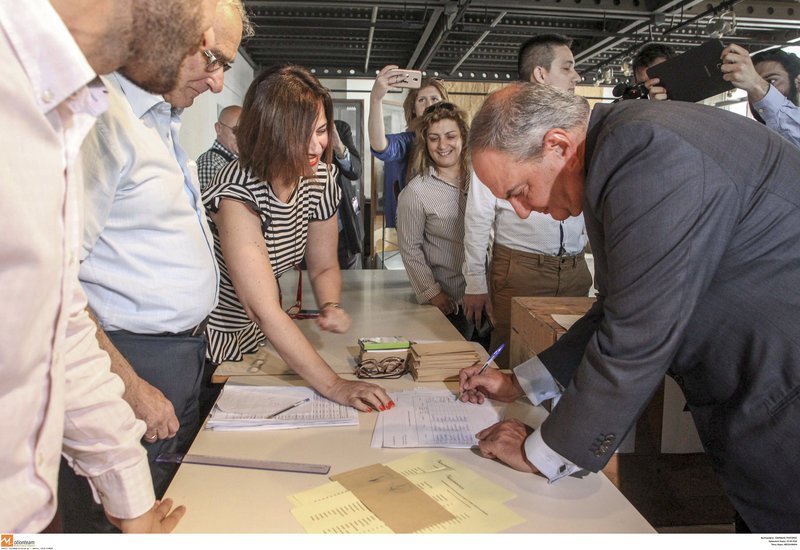 Στις κάλπες η ΝΔ -Ψηφίζουν για νομαρχιακές και τοπικές [εικόνες] | iefimerida.gr 5