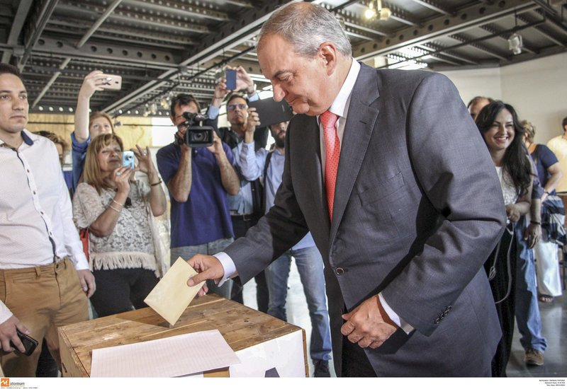 Στις κάλπες η ΝΔ -Ψηφίζουν για νομαρχιακές και τοπικές [εικόνες] | iefimerida.gr 6