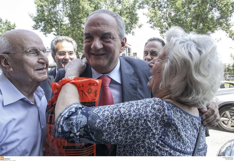 Στις κάλπες η ΝΔ -Ψηφίζουν για νομαρχιακές και τοπικές [εικόνες] | iefimerida.gr 8