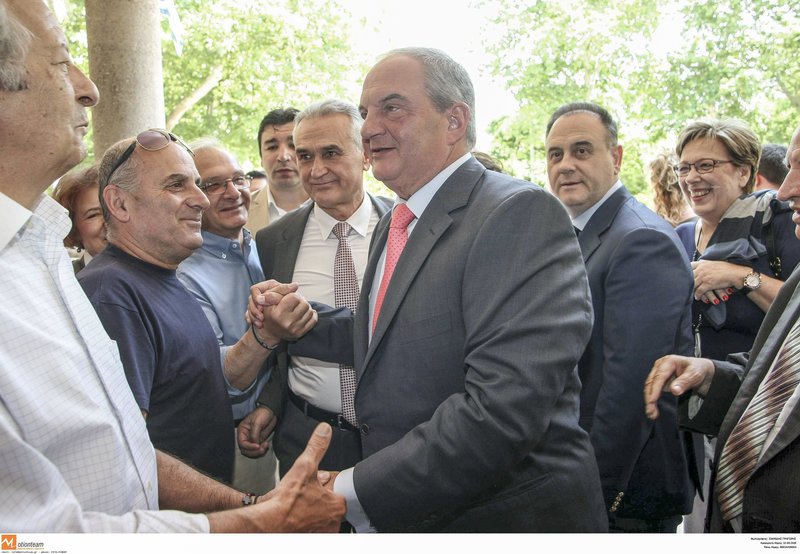 Στις κάλπες η ΝΔ -Ψηφίζουν για νομαρχιακές και τοπικές [εικόνες] | iefimerida.gr 7