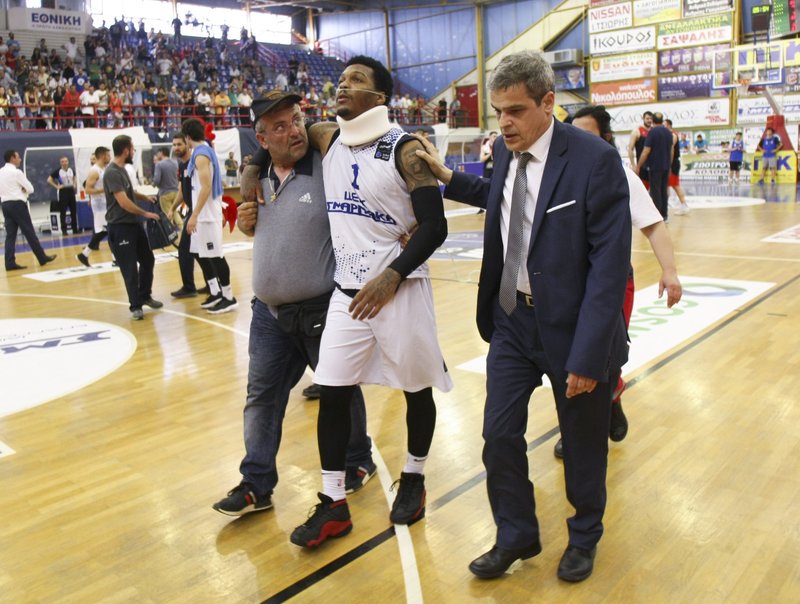 «Πάγωσαν» στην Αμαλιάδα: Κατέρρευσε στο παρκέ ο Κάρσον [εικόνες & βίντεο] | iefimerida.gr 2