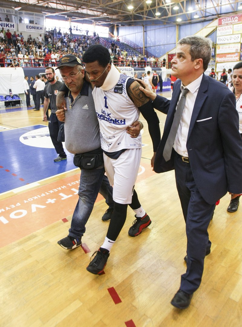 «Πάγωσαν» στην Αμαλιάδα: Κατέρρευσε στο παρκέ ο Κάρσον [εικόνες & βίντεο] | iefimerida.gr 3