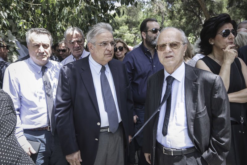 Φίλοι, συγγενείς και εκπρόσωποι του πολιτικού και επιχειρηματικού κόσμου στην κηδεία του Θεόδωρου Βασιλάκη της Aegean [εικόνες] | iefimerida.gr 8