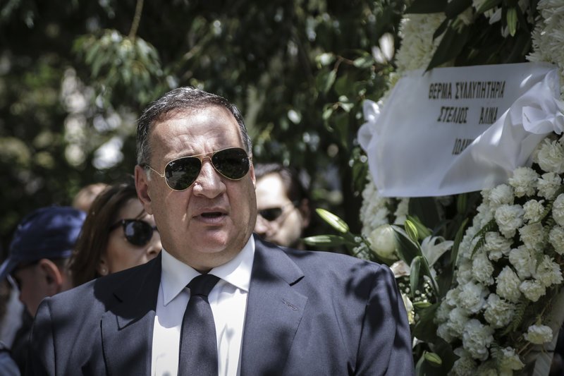 Φίλοι, συγγενείς και εκπρόσωποι του πολιτικού και επιχειρηματικού κόσμου στην κηδεία του Θεόδωρου Βασιλάκη της Aegean [εικόνες] | iefimerida.gr 6