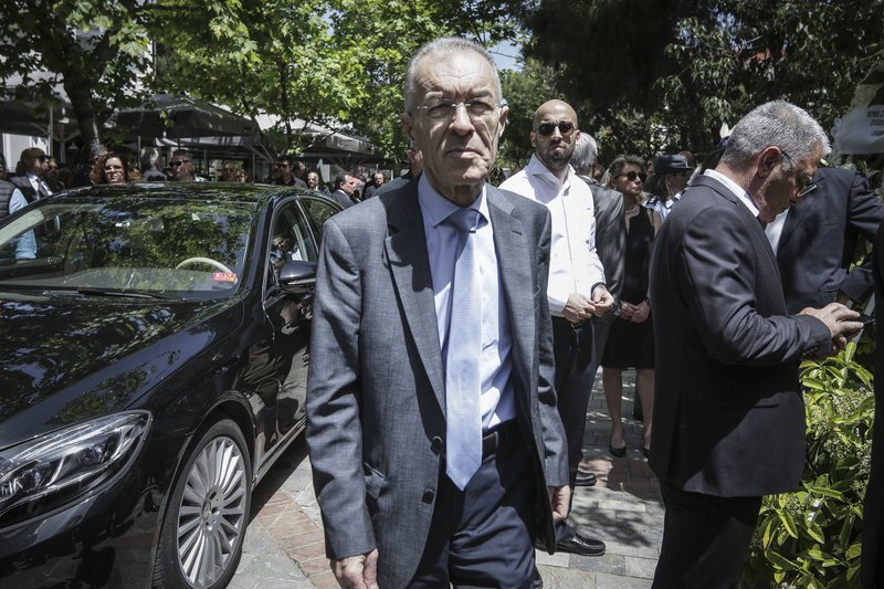 Φίλοι, συγγενείς και εκπρόσωποι του πολιτικού και επιχειρηματικού κόσμου στην κηδεία του Θεόδωρου Βασιλάκη της Aegean [εικόνες] | iefimerida.gr 5