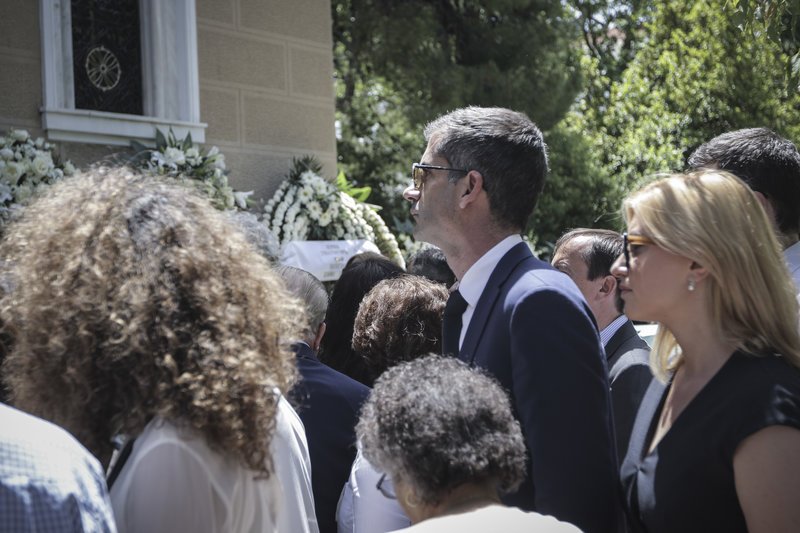 Φίλοι, συγγενείς και εκπρόσωποι του πολιτικού και επιχειρηματικού κόσμου στην κηδεία του Θεόδωρου Βασιλάκη της Aegean [εικόνες] | iefimerida.gr 4