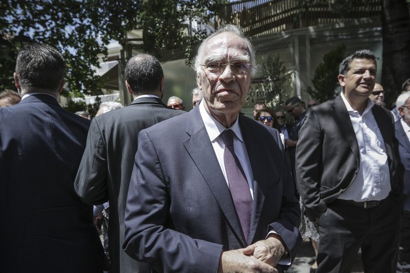 Φίλοι, συγγενείς και εκπρόσωποι του πολιτικού και επιχειρηματικού κόσμου στην κηδεία του Θεόδωρου Βασιλάκη της Aegean [εικόνες] | iefimerida.gr 1