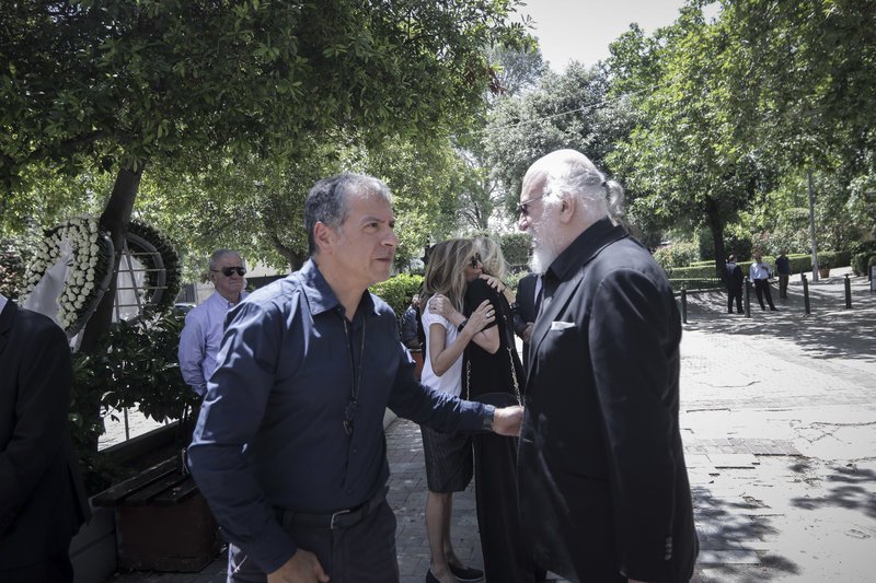 Φίλοι, συγγενείς και εκπρόσωποι του πολιτικού και επιχειρηματικού κόσμου στην κηδεία του Θεόδωρου Βασιλάκη της Aegean [εικόνες] | iefimerida.gr 0