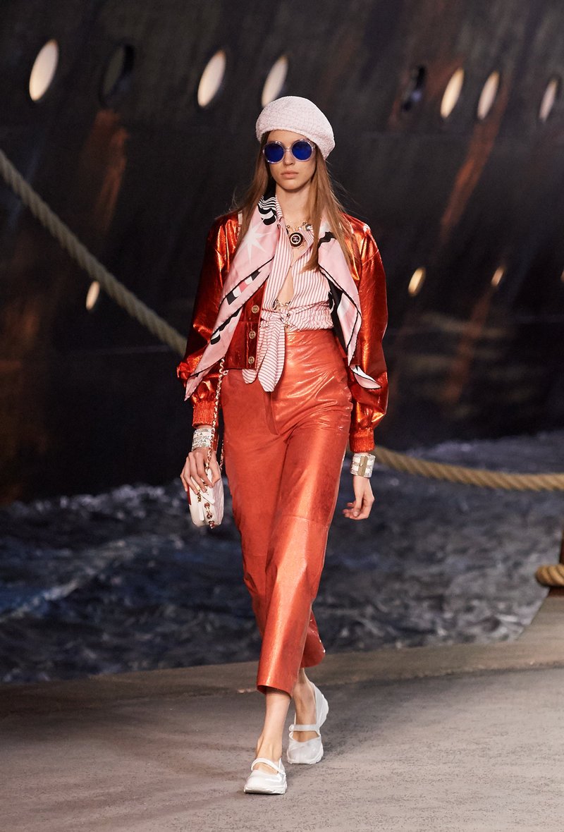 Η Chanel έφτιαξε λιμάνι και έφερε κρουαζιερόπλοιο καταμεσής του Παρισιού -Ναύτης στο La Pausa η Τζίτζι Χαντίντ [εικόνες & βίντεο] | iefimerida.gr 8